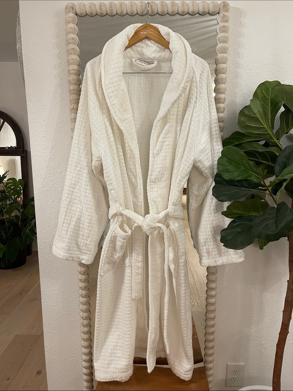 FOUR SEASONS Hotels and Resorts Plush White Waffle Robe with Shawl Collar 3X